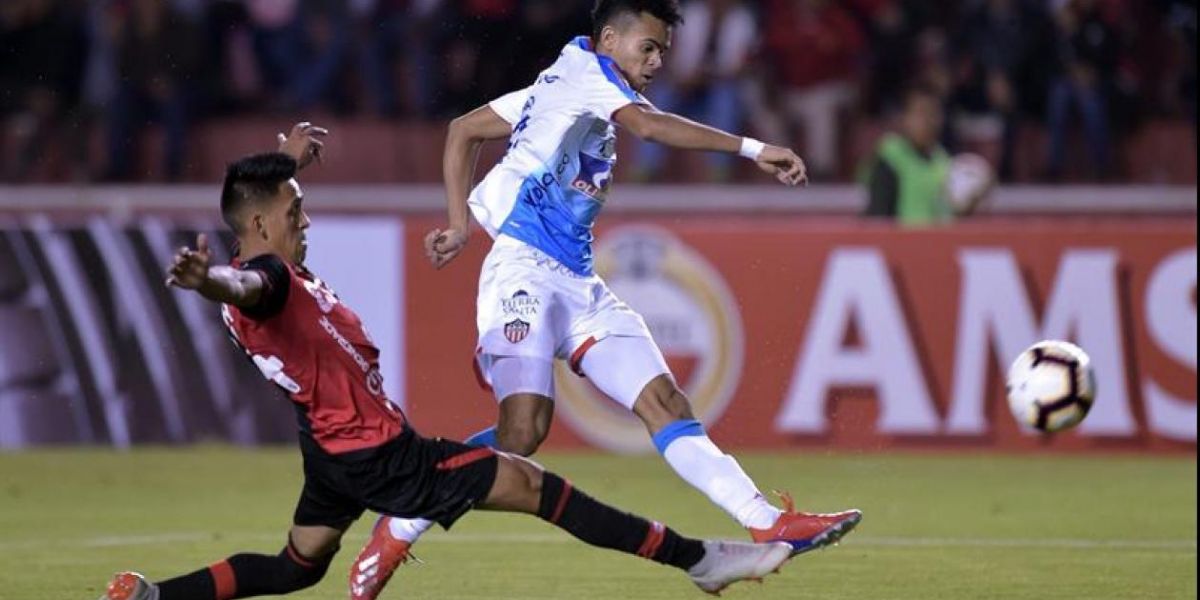 Luis Díaz rematando sin éxito al arco de Carlos Cáceda.