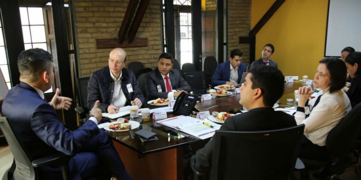 El alcalde encargado Andrés Rugeles se reunión con el ministro de Vivienda, Jonathan Malagón. 