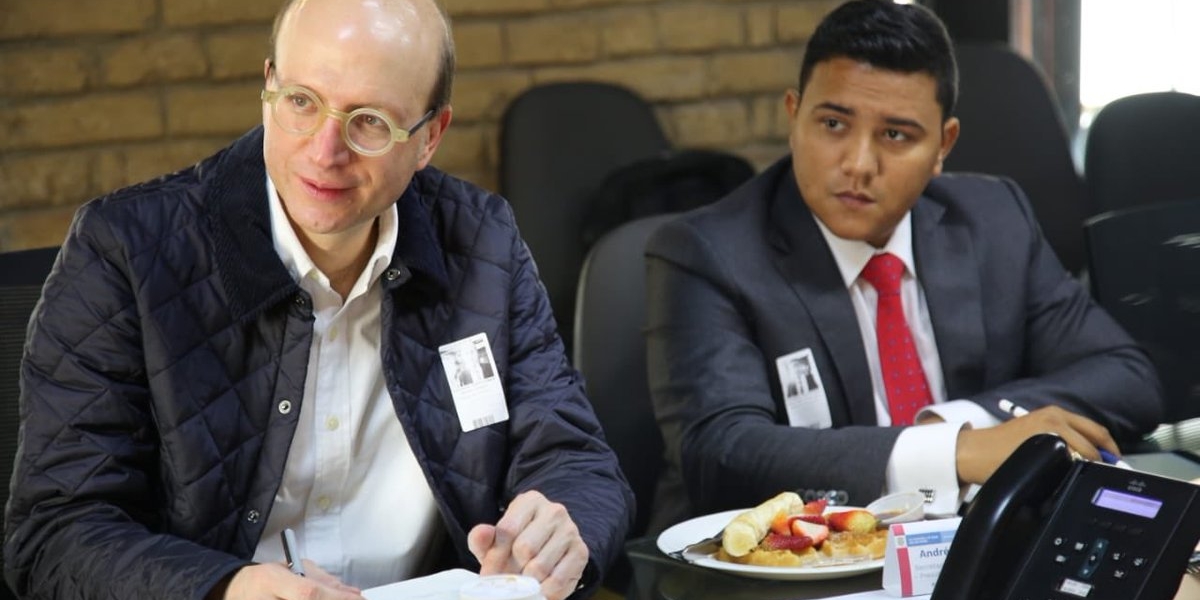 Emiro José Castro Meza (derecha) llegó con el alcalde (e) Andrés Rugeles. 