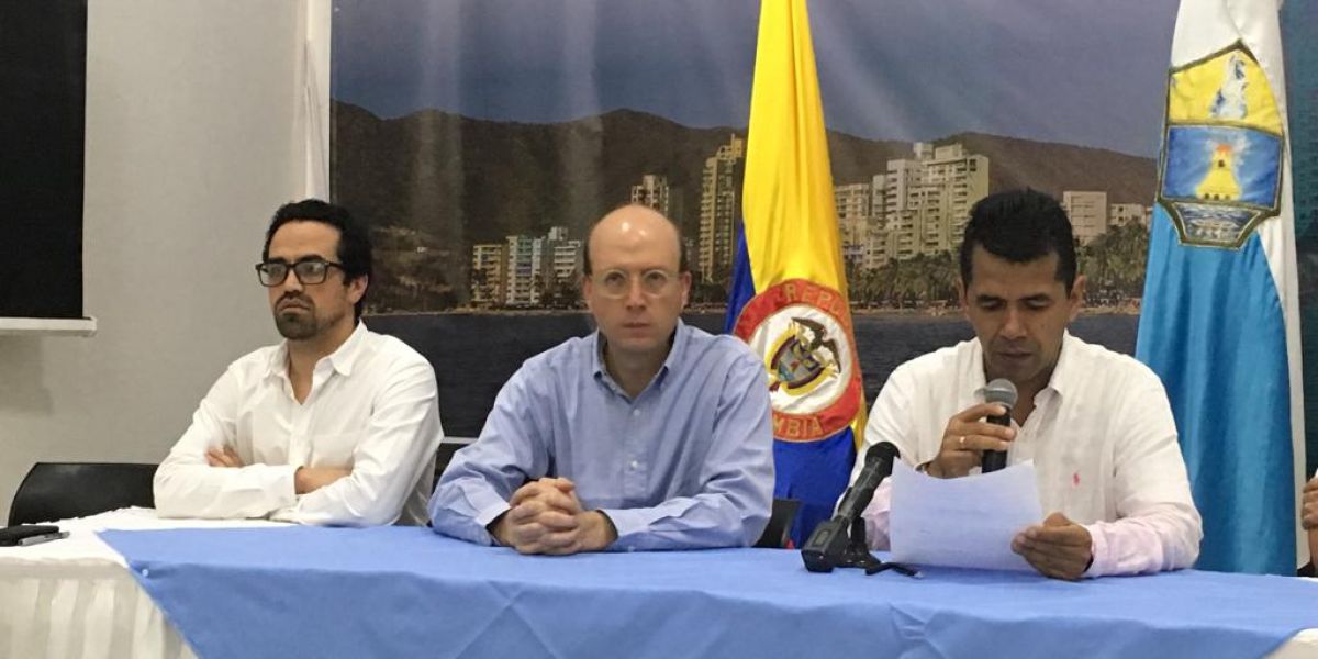 Ricardo López, presidente de la Comisión Regional de Moralización del País; y el alcalde (e) de Santa Marta, Andrés Rugeles. 