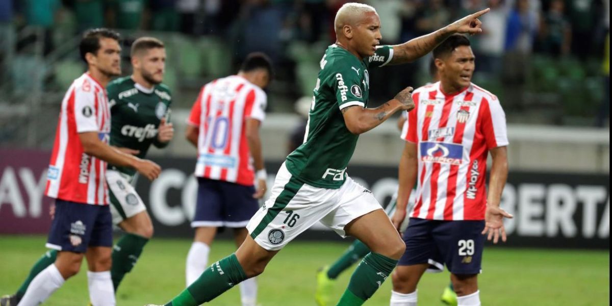 Deyverson celebra ante la mirada de los jugadores de Junior. 