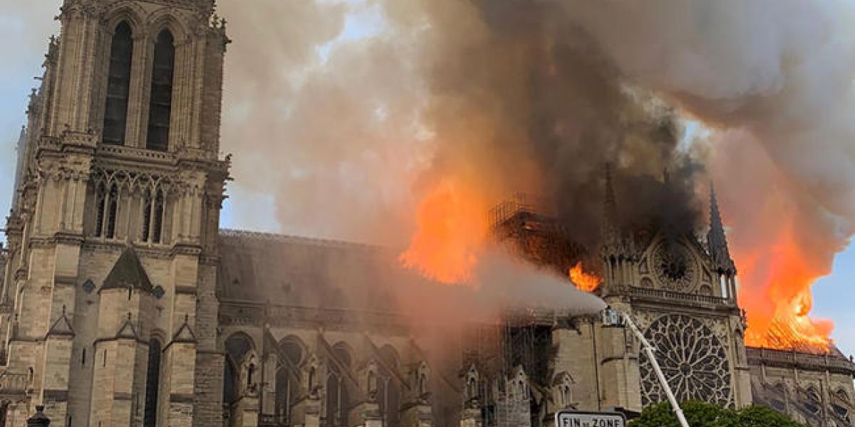 Incendio en la catedral de Notre Dame en París  