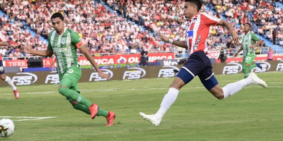 Luis Díaz en una jugada de ataque al inicio del partido.