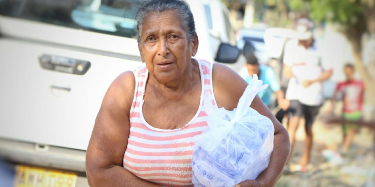 15 mil bolsas de agua y dos carrotanques en barrios de Santa Marta