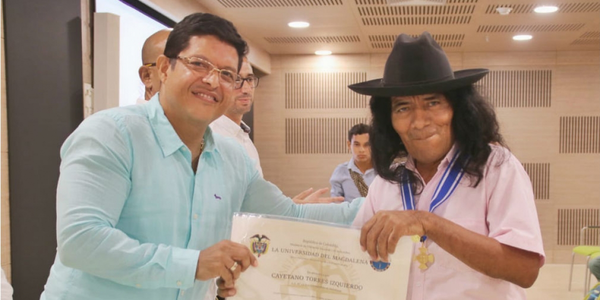 Universidad del Magdalena Cayetano Torres Izquierdo, líder arhuaco; y Pablo Vera, rector de Unimagdalena.