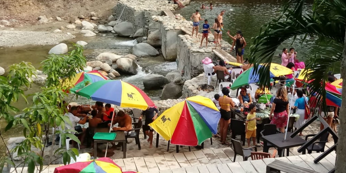 El balneario la Macarena sigue con sus talanqueras en el río Piedras.