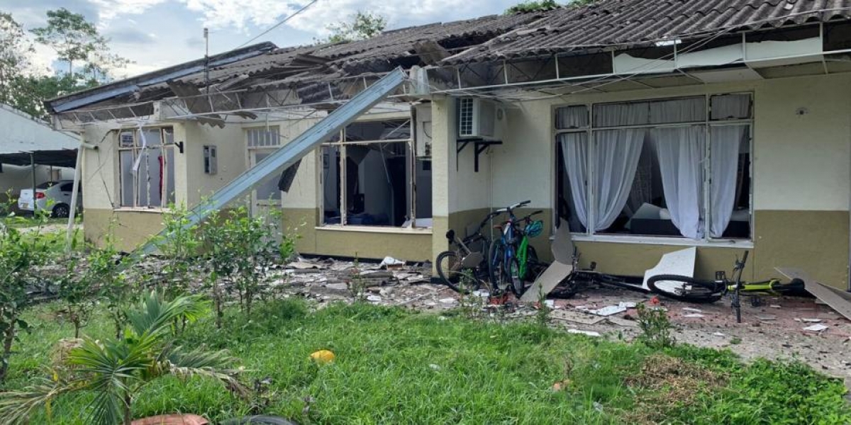 Cortesía Los explosivos causaron daños en los techos y ventanas de las casas fiscales.