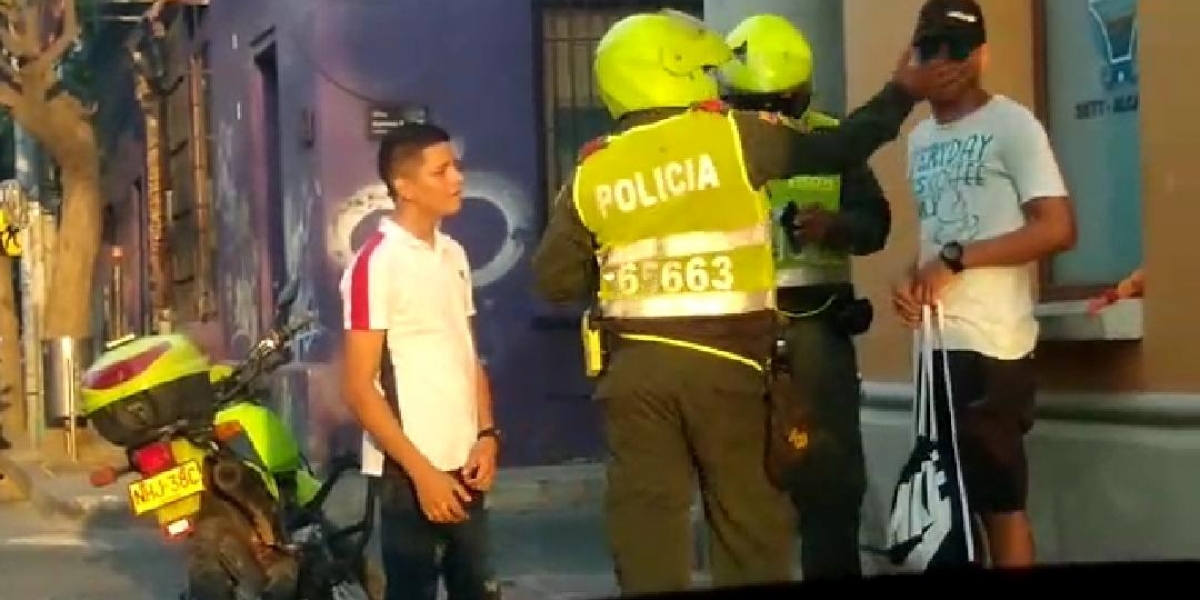 El momento en que el policía cachetea a un joven quedó grabado en video.