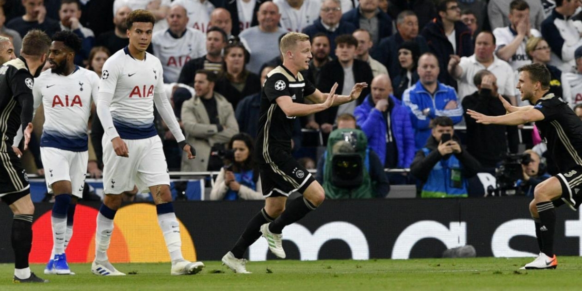 Donny Van Deek celebra su gol. 