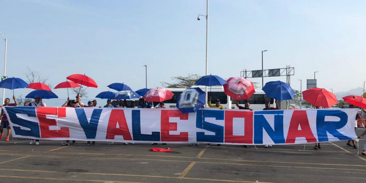 Hinchas en el aeropuerto