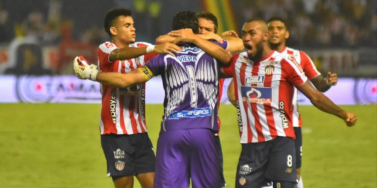 Jugadores del Junior celebrando el golazo del empate con Sebastián Viera.