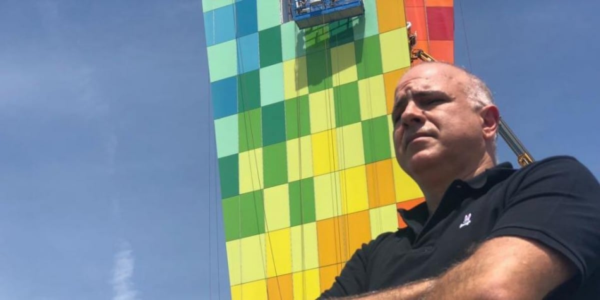 Página web Tecnoglass Foto del millonario Christian Daes, en el monumento 'La ventana al Mundo', construida por su empresa, Tecnoglass