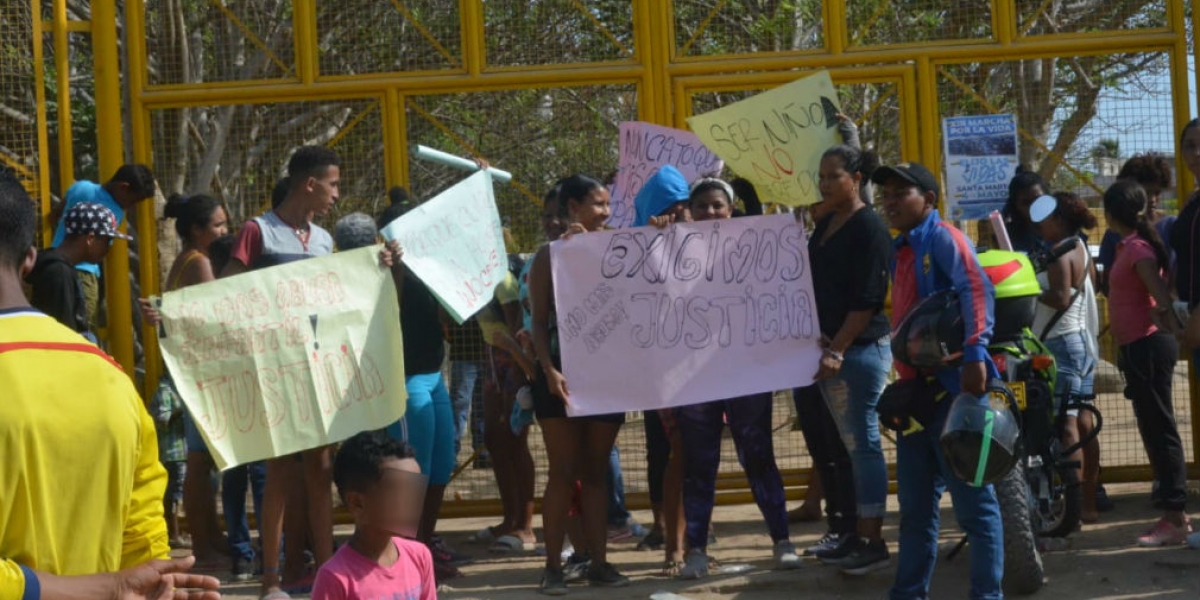 Óscar Mejía - Seguimiento.co Protesta de padres de familia en el Megacolegio de La Paz.