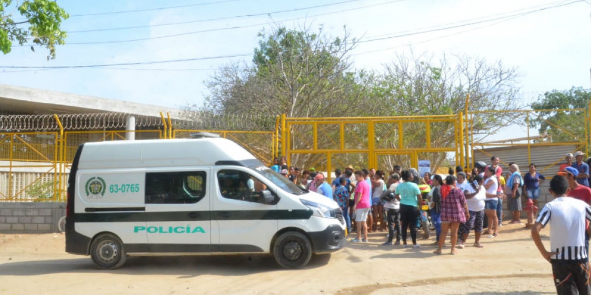 Protesta a las afueras de Megacolegio de La Paz.