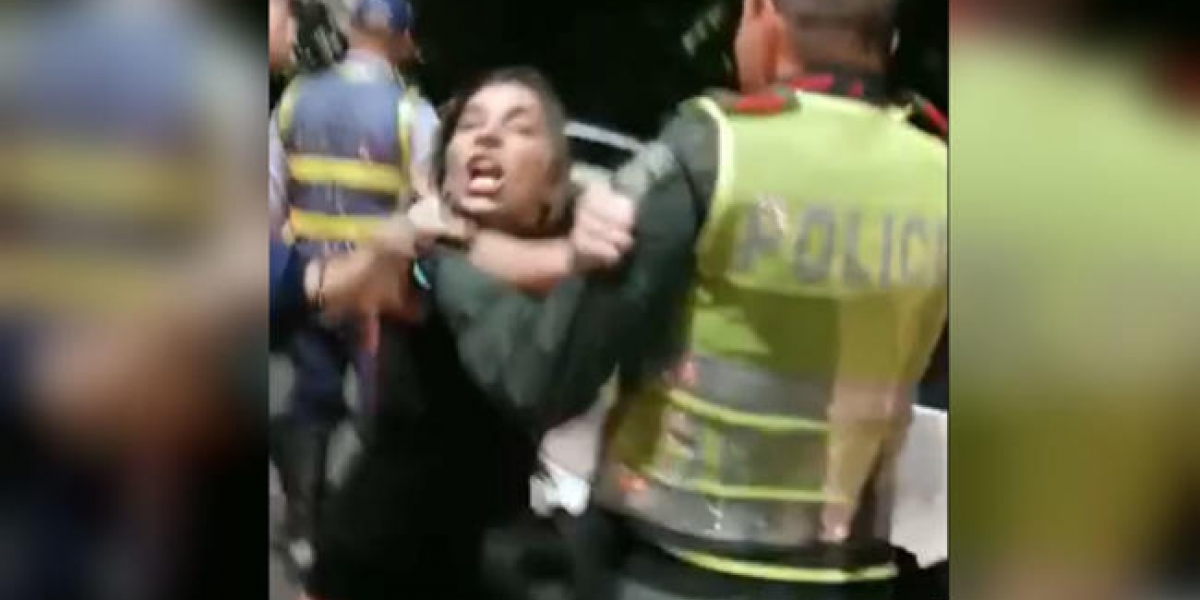 Blu Radio- Tomada de captura de video Mujer borracha ofende a agentes de tránsito