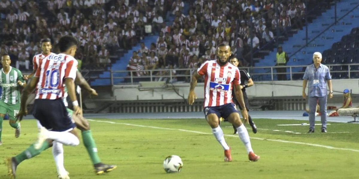 Freddy Hinestroza y Luis Díaz en jugada ofensiva al inicio del partido.