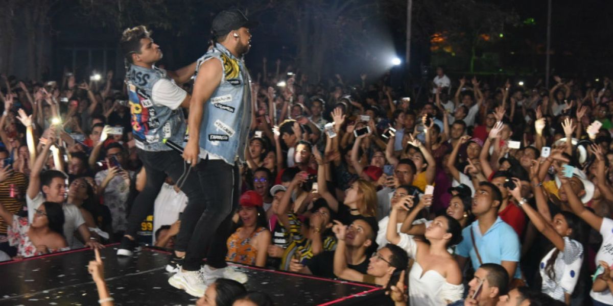 Unimagdalena La agrupación vallenata KVRASS puso a bailar a todo el público con su música.