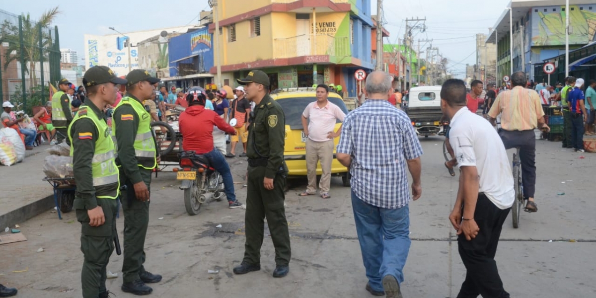 Óscar Mejía - Seguimiento.co Operativo de la Policía en el Mercado Público.