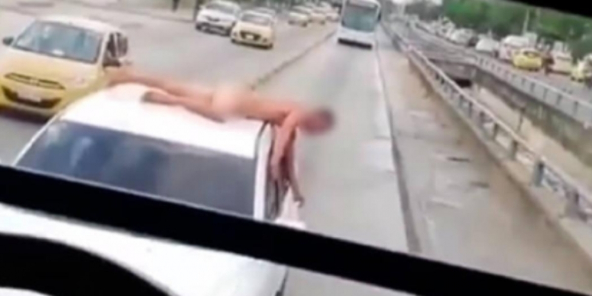 Capturan en video a hombre que va desnudo encima de carro en Barranquilla