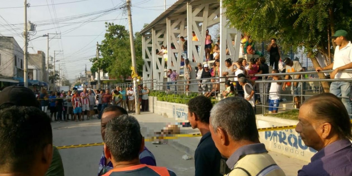 Zona Cero Curiosos se acercaron a observar el cadáver tendido.