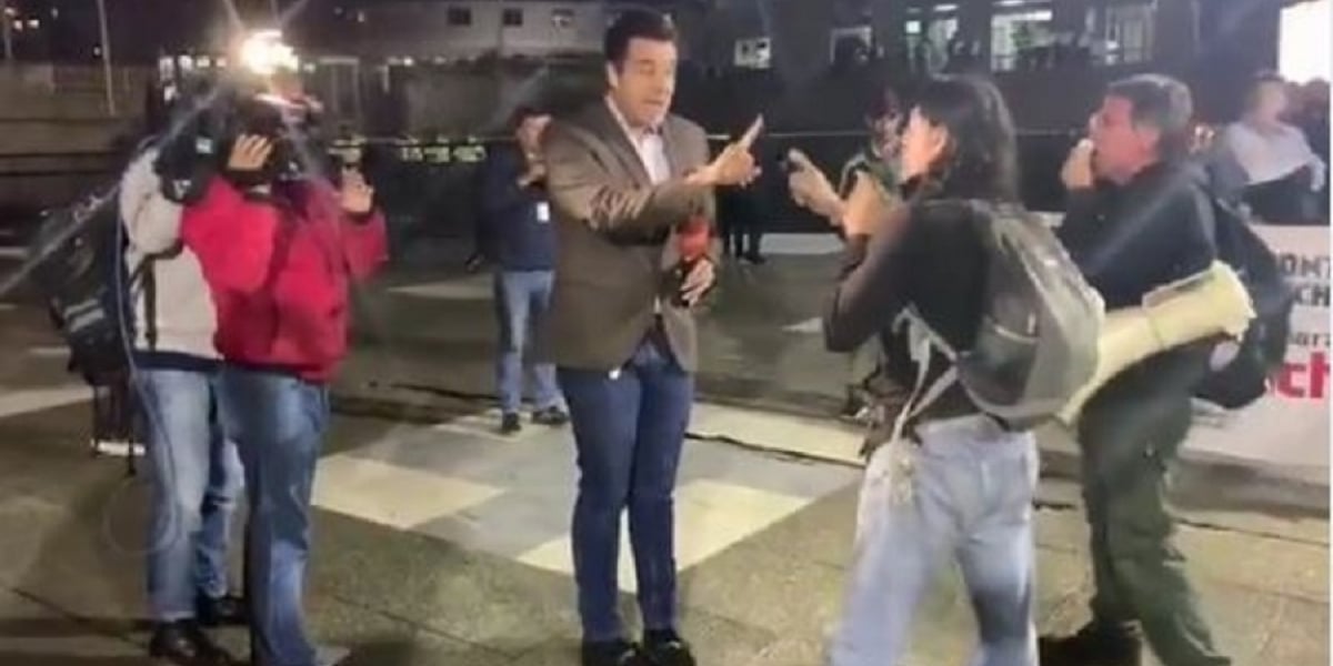 Captura de pantalla El periodista fue agredido por defensores de 'Santrich'.