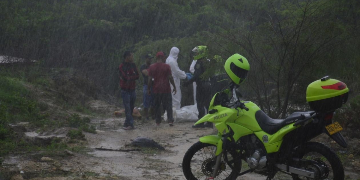 Policías en la diligencia de levantamiento del cadáver de la niña María José.