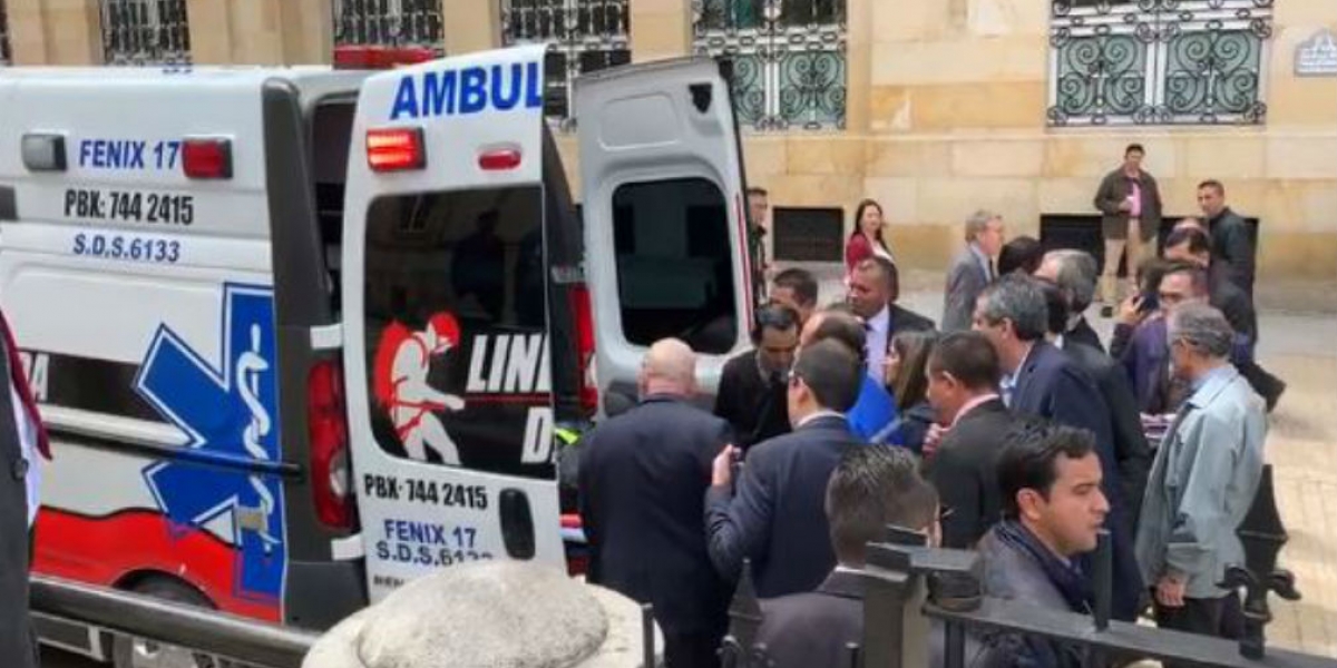 Jose Obdulio siendo sacado en ambulancia del senado