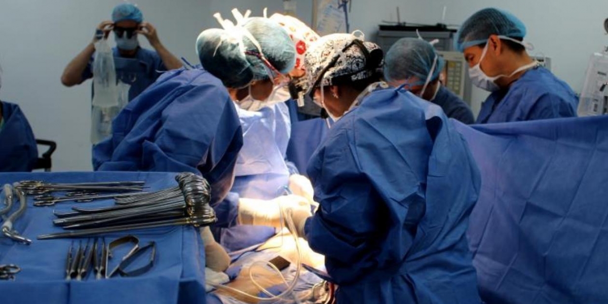Cirujanos mientras realizan una cirugía.