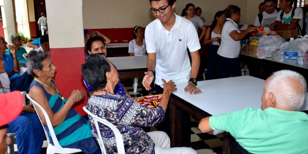 Los estudiantes compartieron con los adultos mayores