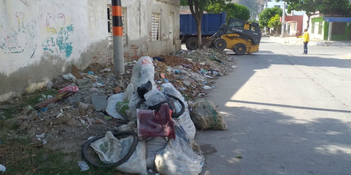 Essmar Escombros en calles de Pescaíto.