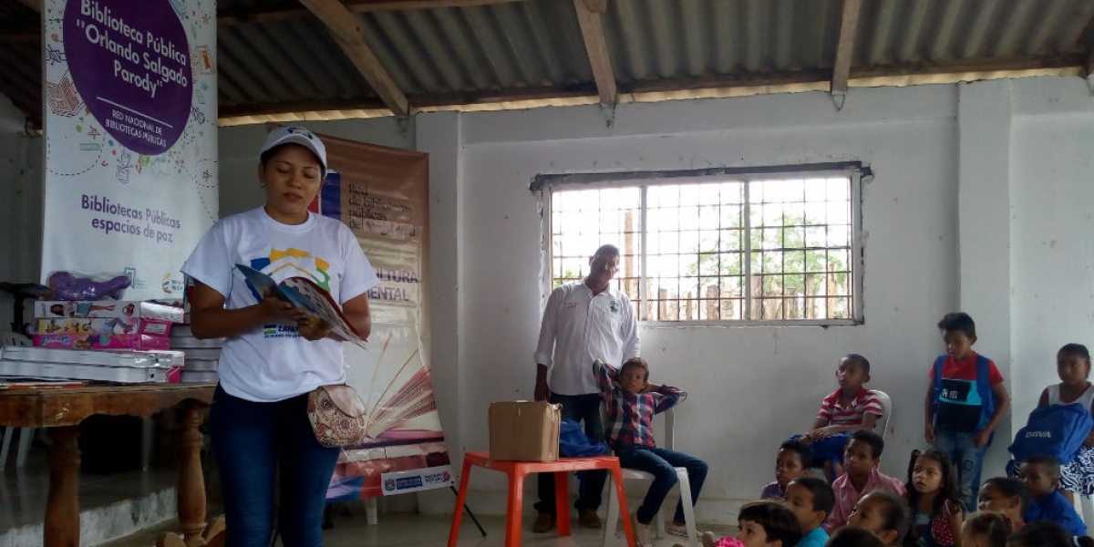 Gobernación del Magdalena la bibliotecaria Cindy Paola Garzón Díaz, quien orientó un concurso de lectura y así premiar a los niños y jóvenes que leyeran mejor.