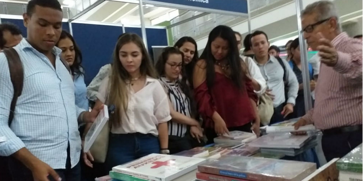 Seguimiento.co Más de 40.000 personas visitaron en seis días la Feria del Libro de Santa Marta.