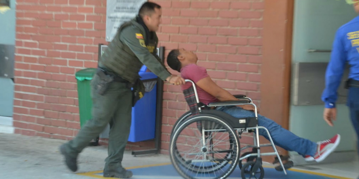 Óscar Mejía - Seguimiento.co Momentos en que el taxista es ingresado al Hospital Universitario Julio Méndez Barreneche.
