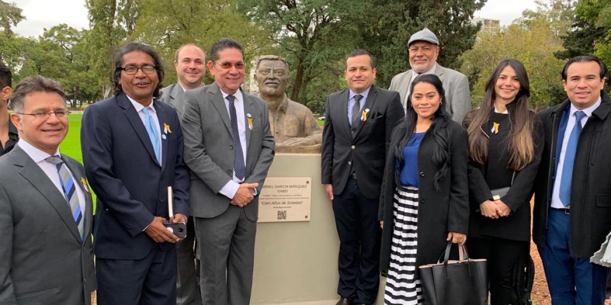 Prensa Estratégica Momentos cuando era develado el busto del Nobel colombiano.