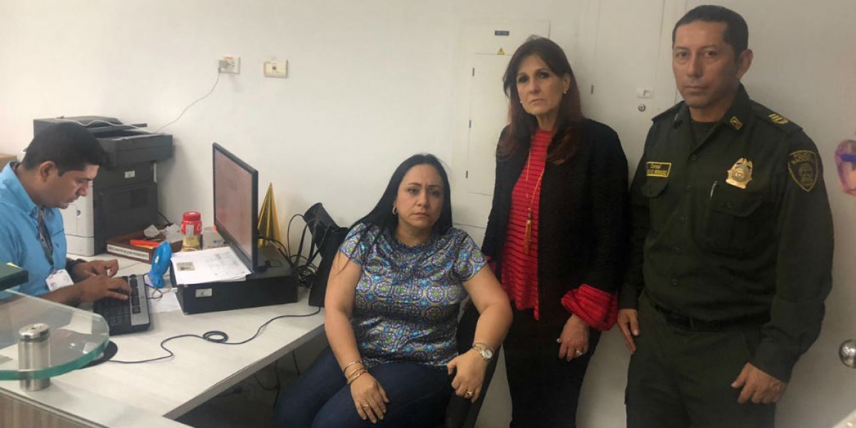 Cortesía Claudia Patricia Aarón en la Fiscalía, acompañada por la Gobernadora y por el comandante Berdugo.
