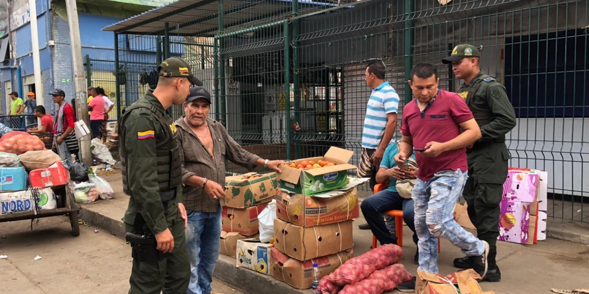 Más de 200 hombres de las distintas especialidades de la Policía de la Metropolitana de Santa Marta, en coordinación con las autoridades Distritales, realizaron una toma masiva en el sector del mercado público.