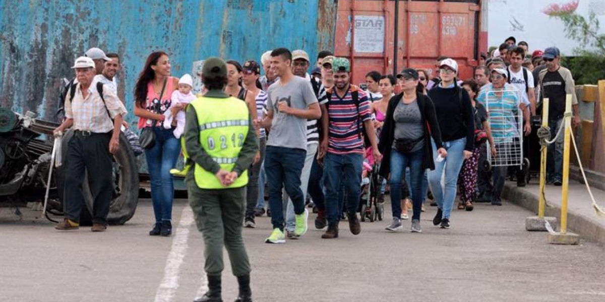 Miles de personas han cruzado la frontera este sábado tras su reapertura