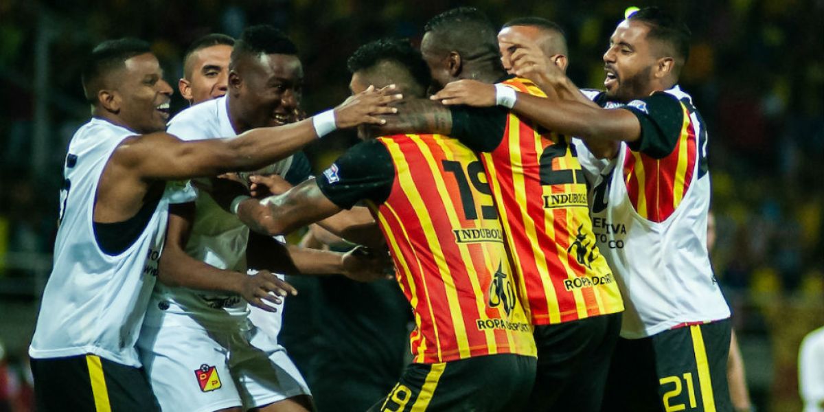 Marca Claro Colombia Jugadores del Pereira celebrando.