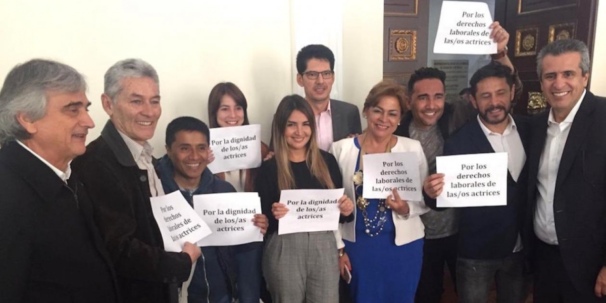 Foto: @EsperanzaSenado Actores y congresistas tras la aprobación de la Ley.