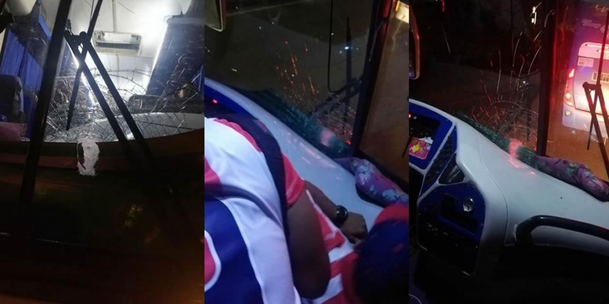 Zona Cero Bus con hinchas de Junior atacado a la salida de Bogotá.
