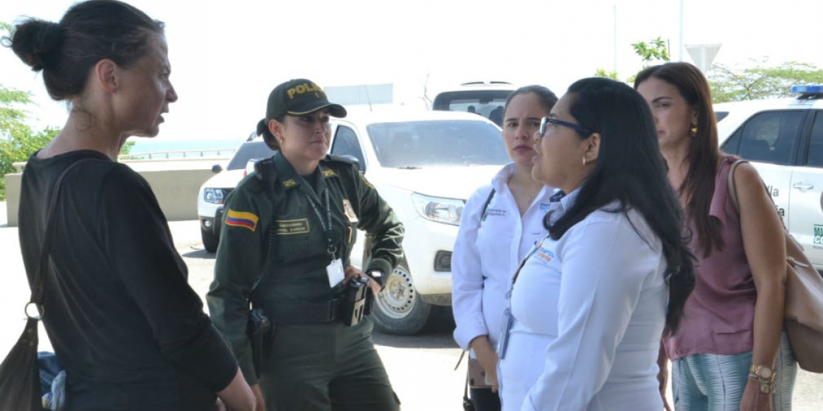 Óscar Mejía - Seguimiento.co Aneta Ernest, extranjera que permanece en el Aeropuerto Simón Bolívar.