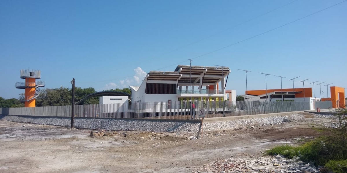 La obra cuenta con portería para el control de acceso vehicular, parqueadero para 16 automóviles, recepción, restaurante en 2 plantas y con capacidad para 80 personas, entre otros servicios.