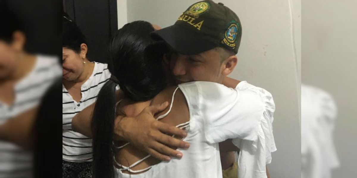 Cortesía Momento en que el joven se reencontró con su familia.