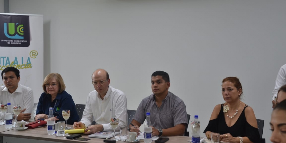 Óscar Mejía- Seguimiento.co Alcalde encargado de Santa Marta visita la UCC