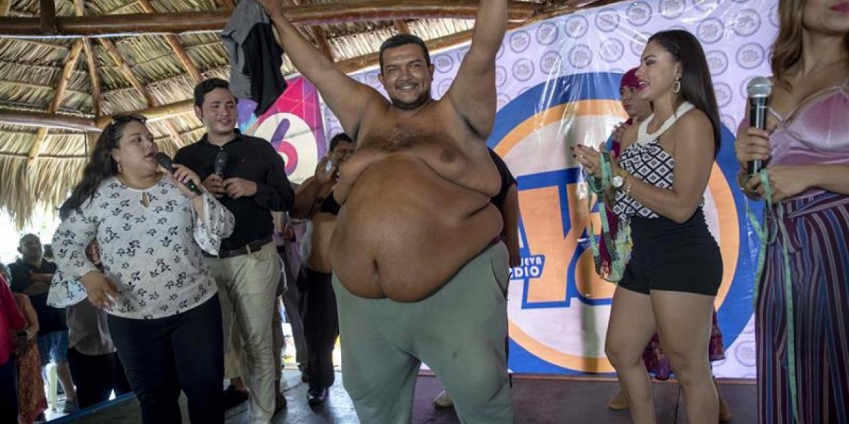 Rolando Javier Mena Salablanca (c), de 44 años, celebra luego de ganar el concurso "Papá Panzón" este viernes en Managua (Nicaragua). 