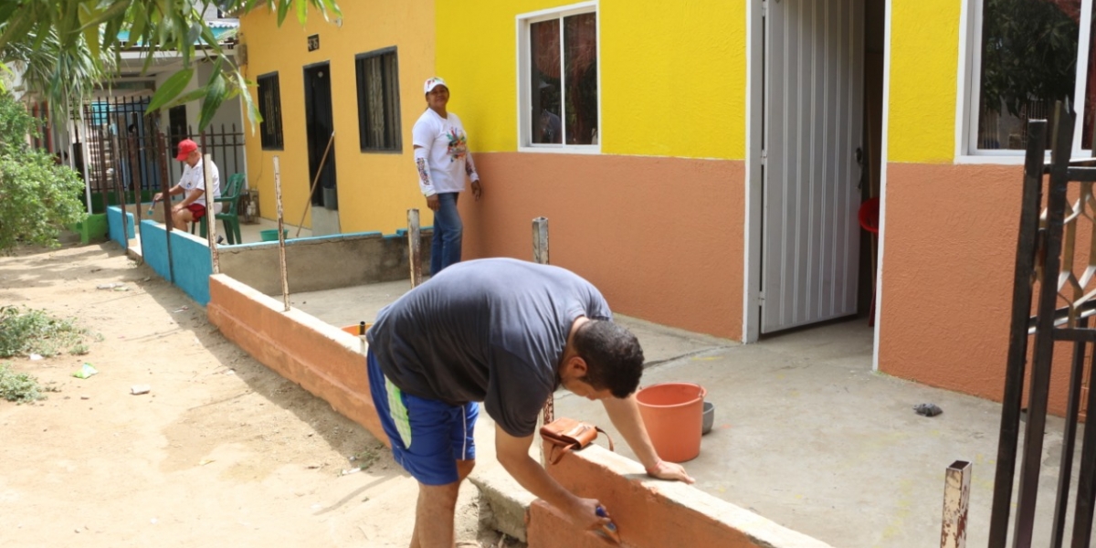 Gobernación del Magdalena Moradores del barrio Chimila 1 pintando sus casas
