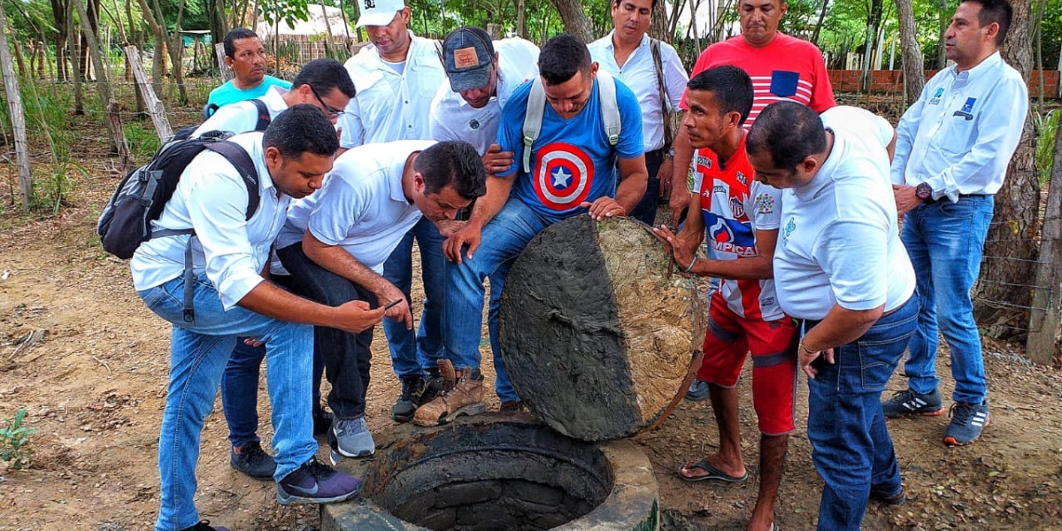 Gobernación del Magdalena La comunidad en compañía de la comisión departamental realizaron un recorrido por el pueblo en el que se revisaron algunas casas donde estaba fallando el sistema.