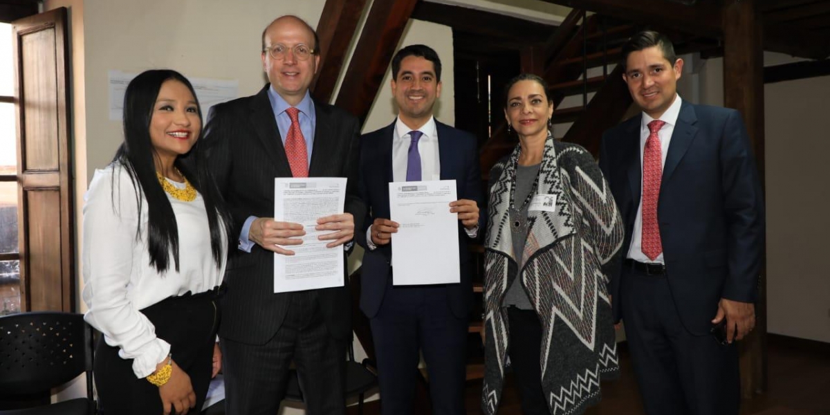 El alcalde encargado Andrés Rugeles, en compañía de sus dos secretarias y el viceministro de Vivienda.
