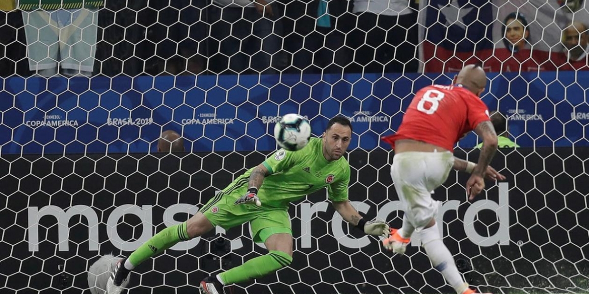 Arturo Vidal de Chile patea un penalti, durante el partido Colombia-Chile