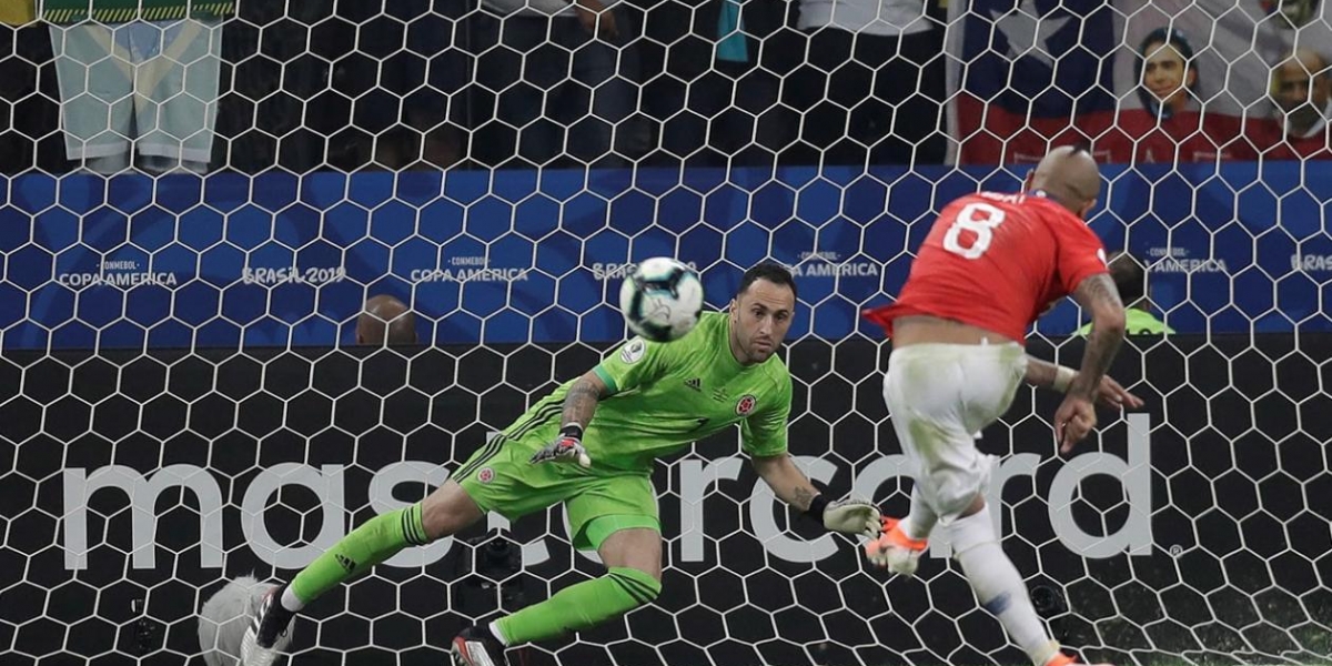 EFE Arturo Vidal de Chile patea un penalti, durante el partido Colombia-Chile